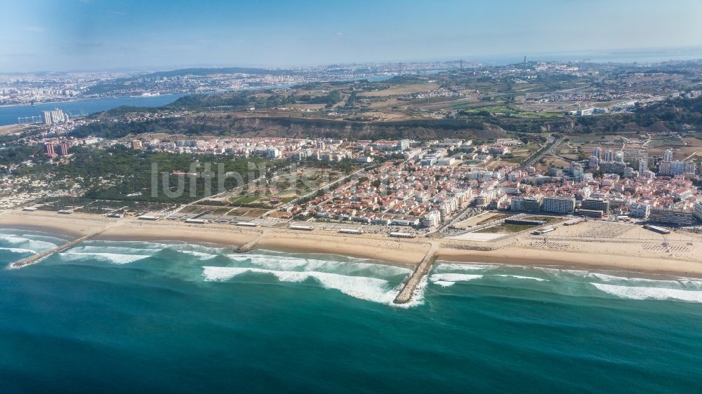 Costa da Caparica von oben - Küsten- Landschaft am Sandstrand in Costa da Caparica in Setúbal, Portugal