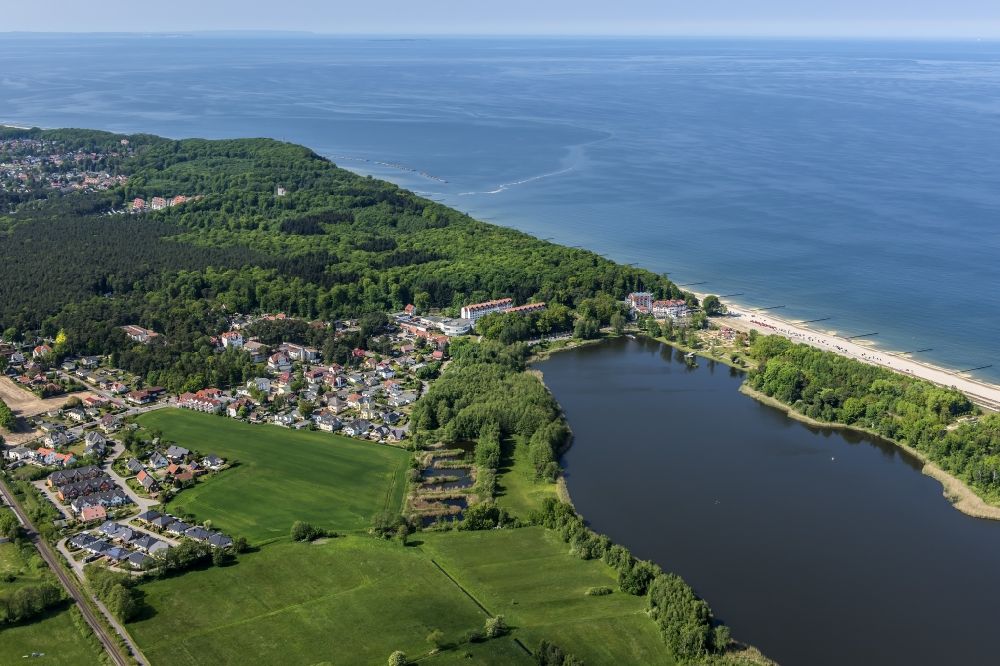 Kölpinsee aus der Vogelperspektive: Küsten- Landschaft am Sandstrand der der Ostsee in Kölpinsee im Bundesland Mecklenburg-Vorpommern, Deutschland