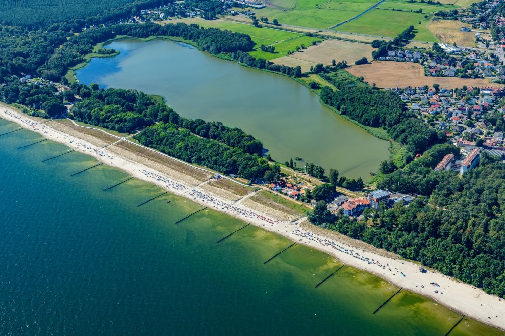 Loddin aus der Vogelperspektive: Küsten- Landschaft am Sandstrand der der Ostsee in Kölpinsee im Bundesland Mecklenburg-Vorpommern, Deutschland