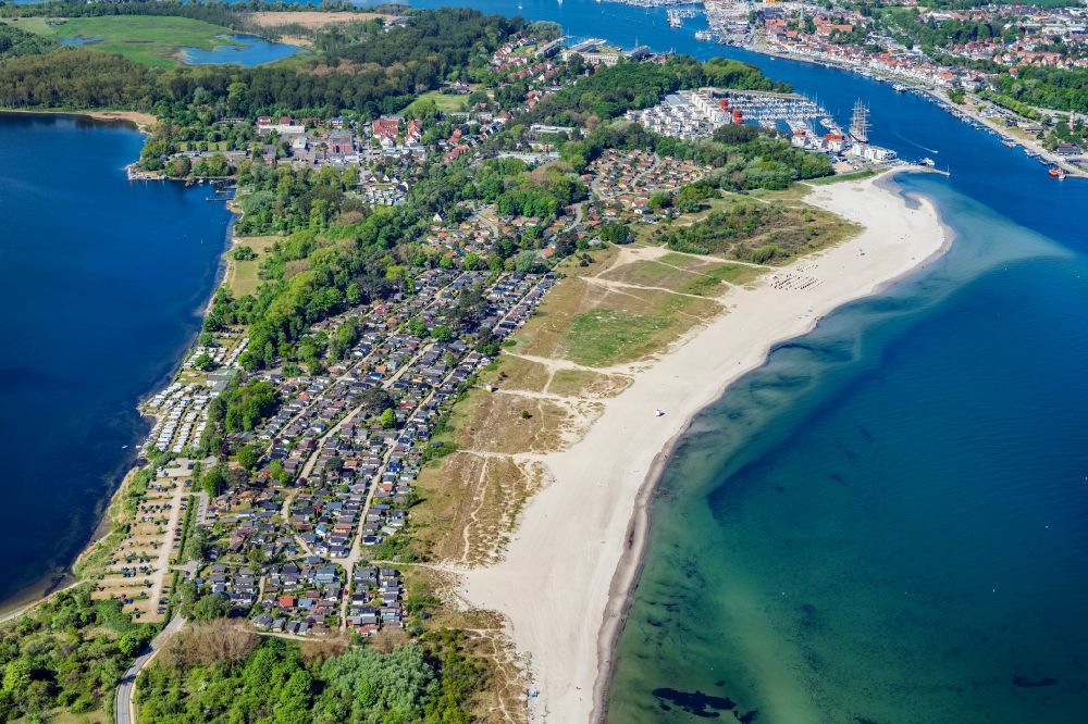 Lübeck aus der Vogelperspektive: Küsten- Landschaft am Sandstrand der der Ostsee in Priwall im Bundesland Schleswig-Holstein, Deutschland