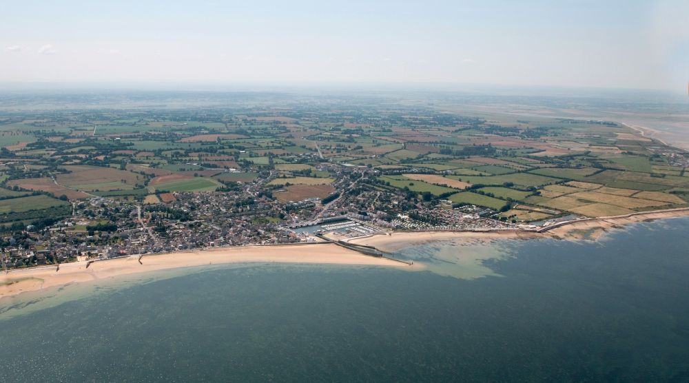 Luftbild Grandcamp-Maisy - Küsten- Landschaft am Sandstrand in Grandcamp-Maisy in Normandie, Frankreich