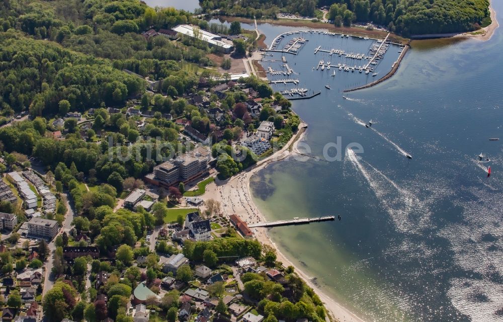 Luftaufnahme Glücksburg - Küsten- Landschaft am Sandstrand im Kurzentrum in Glücksburg im Bundesland Schleswig-Holstein, Deutschland