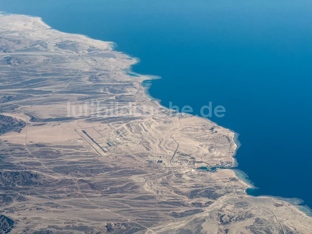 Port Ghalib von oben - Küsten- Landschaft am Sandstrand Marsa Alam in Port Ghalib in Red Sea Governorate, Ägypten