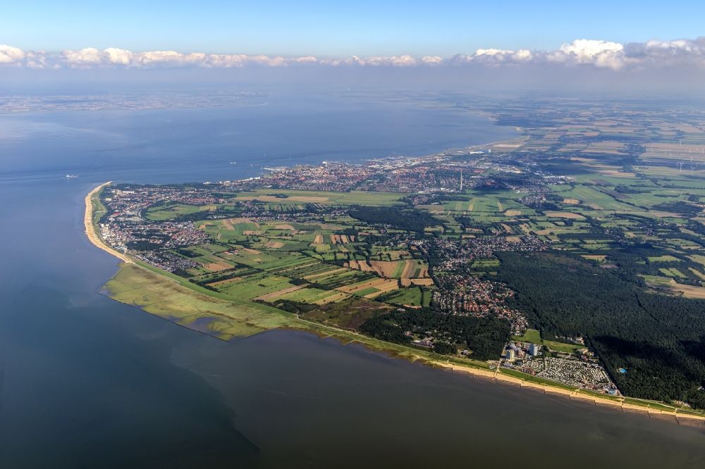 Cuxhaven aus der Vogelperspektive: Küsten- Landschaft am Sandstrand der Nordsee in Cuxhaven im Bundesland Niedersachsen