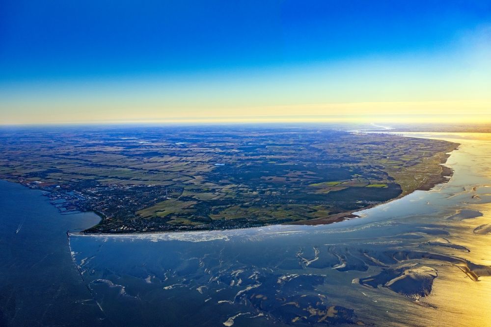 Cuxhaven aus der Vogelperspektive: Küsten- Landschaft am Sandstrand der Nordsee in Cuxhaven im Bundesland Niedersachsen