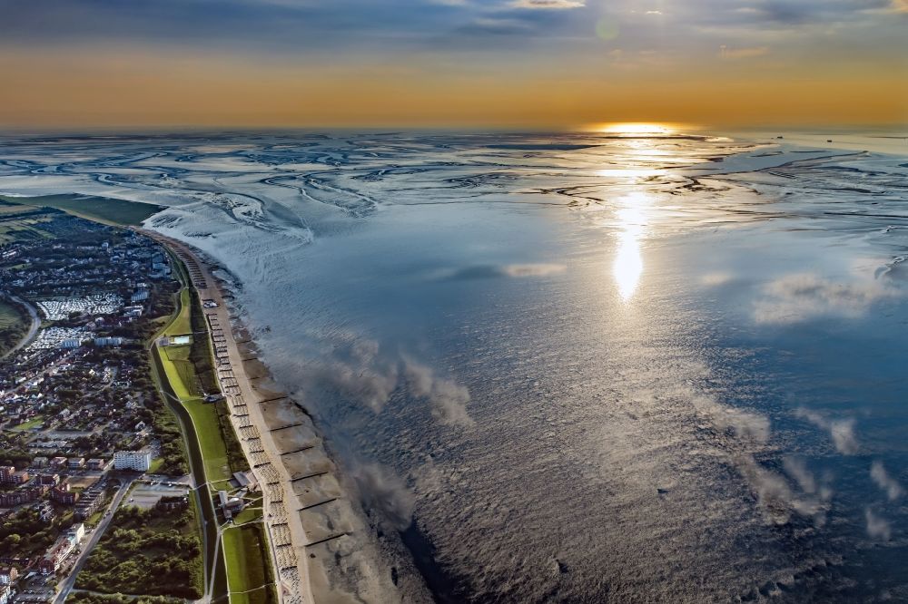 Cuxhaven aus der Vogelperspektive: Küsten- Landschaft am Sandstrand der Nordsee in Duhnen Im Sonnenuntergang im Bundesland Niedersachsen