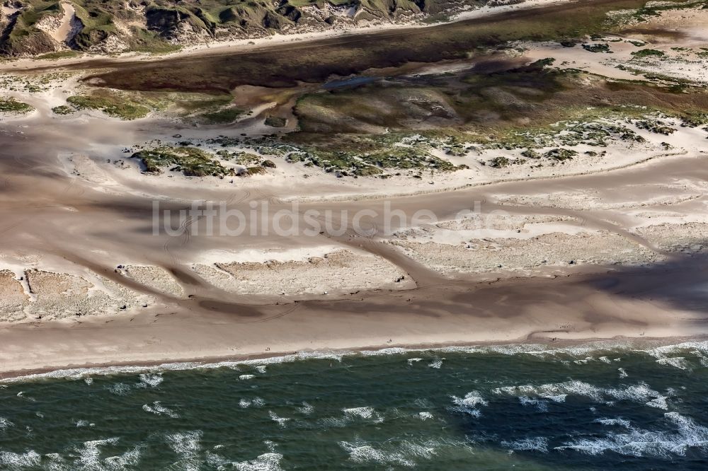 Amrum aus der Vogelperspektive: Küsten- Landschaft am Sandstrand der Nordsee- Insel Amrum in Norddorf im Bundesland Schleswig-Holstein, Deutschland
