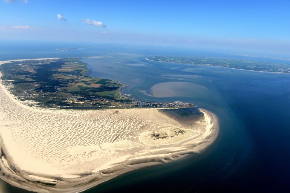Luftbild Wittdün auf Amrum - Küsten- Landschaft am Sandstrand der Nordsee- Insel Amrum in Wittdün auf Amrum im Bundesland Schleswig-Holstein