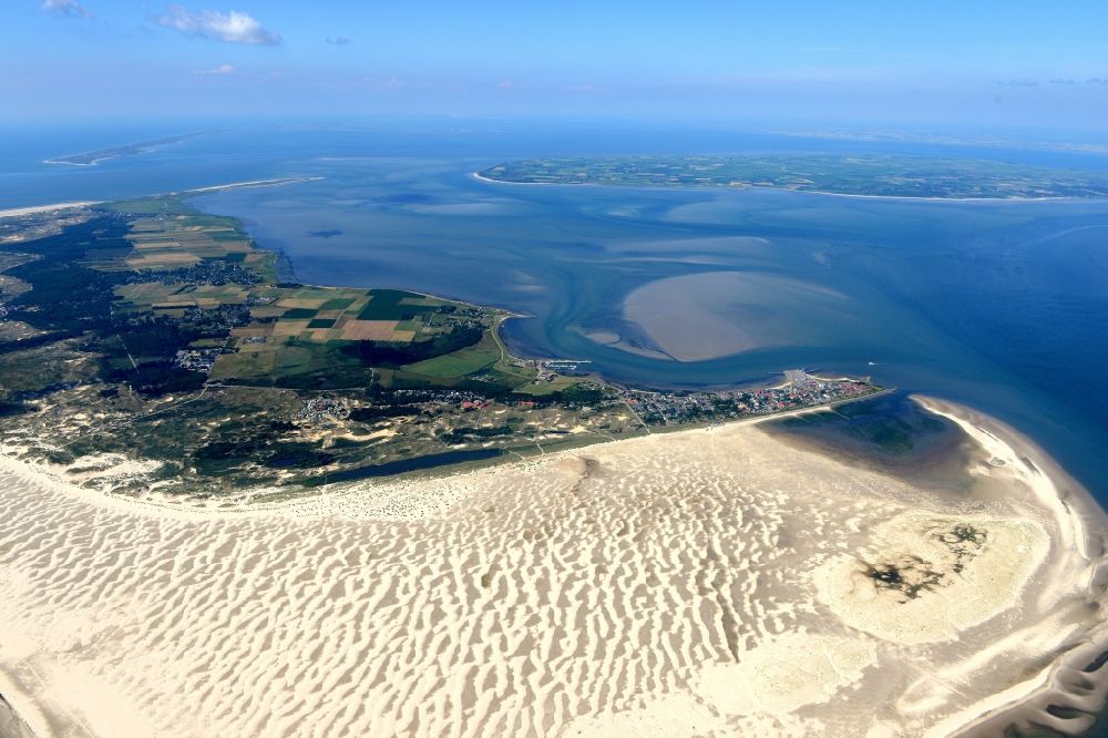 Luftaufnahme Wittdün auf Amrum - Küsten- Landschaft am Sandstrand der Nordsee- Insel Amrum in Wittdün auf Amrum im Bundesland Schleswig-Holstein