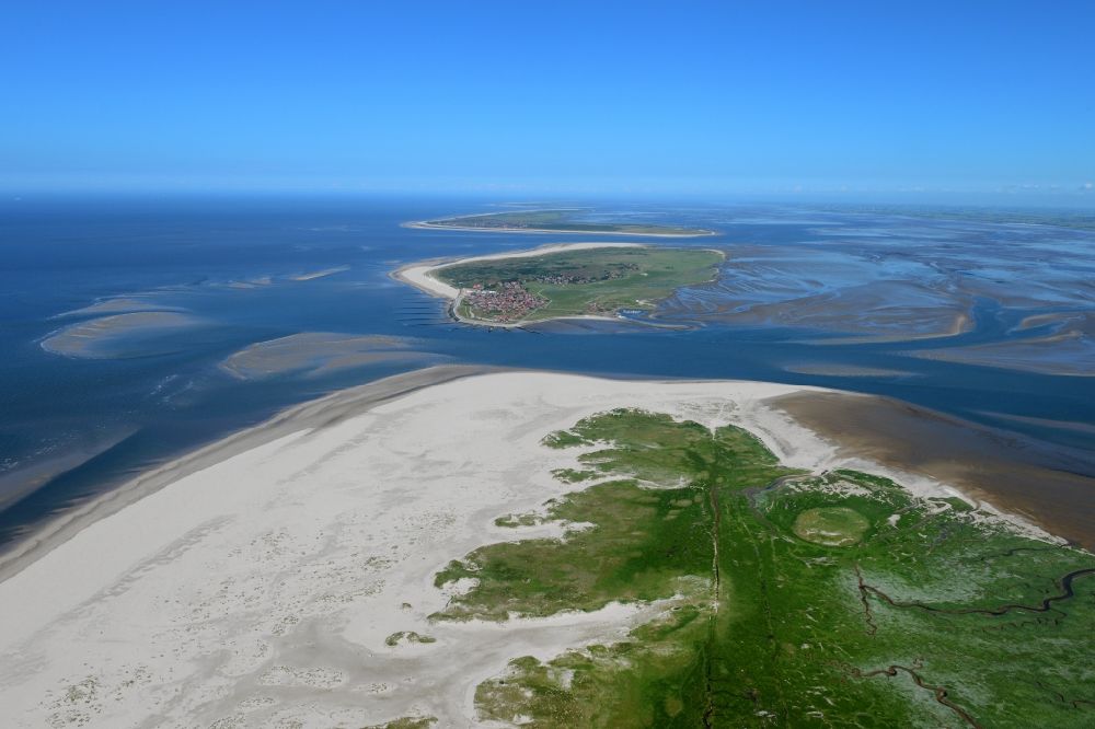 Baltrum aus der Vogelperspektive: Küsten- Landschaft am Sandstrand der Nordsee- Insel Norderney in Baltrum im Bundesland Niedersachsen