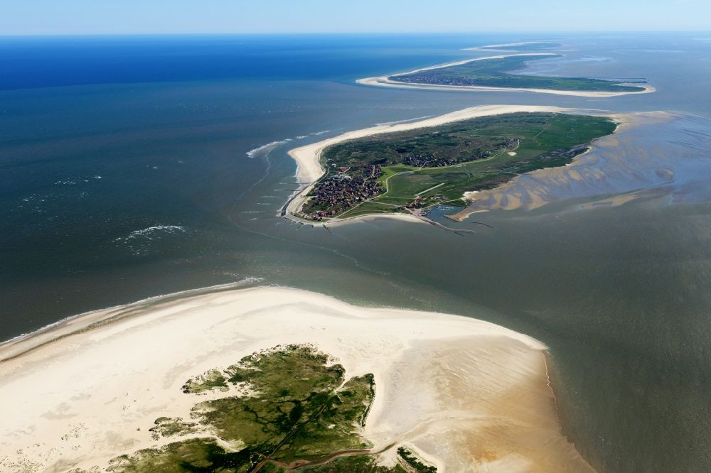 Baltrum von oben - Küsten- Landschaft am Sandstrand der Nordsee- Insel Norderney im Bundesland Niedersachsen