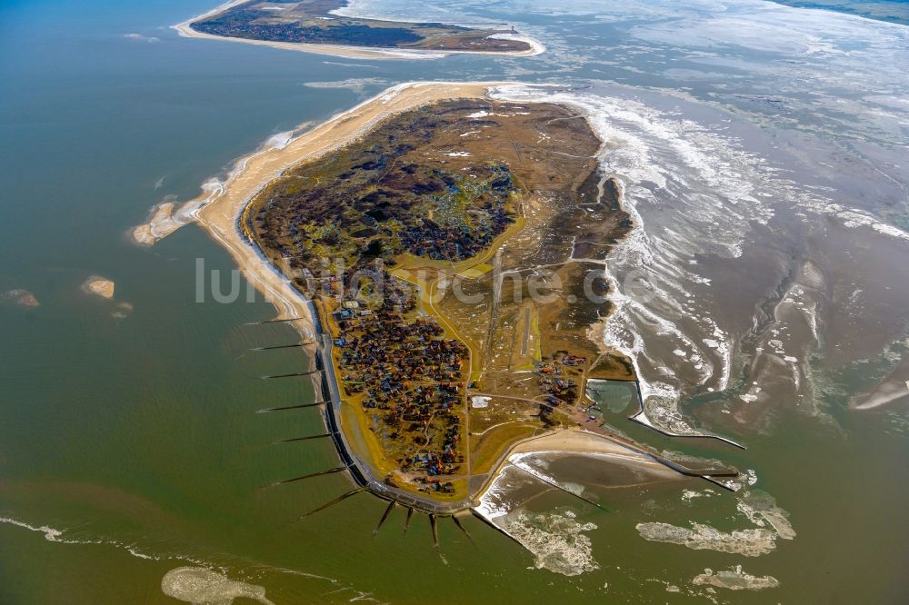 Baltrum aus der Vogelperspektive: Küsten- Landschaft am Sandstrand der Nordsee- Insel Norderney im Bundesland Niedersachsen