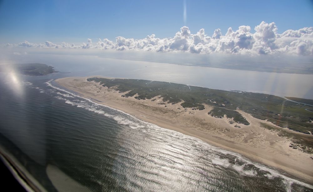 Luftaufnahme Norderney - Küsten- Landschaft am Sandstrand der Nordsee- Insel Norderney im Bundesland Niedersachsen, Deutschland