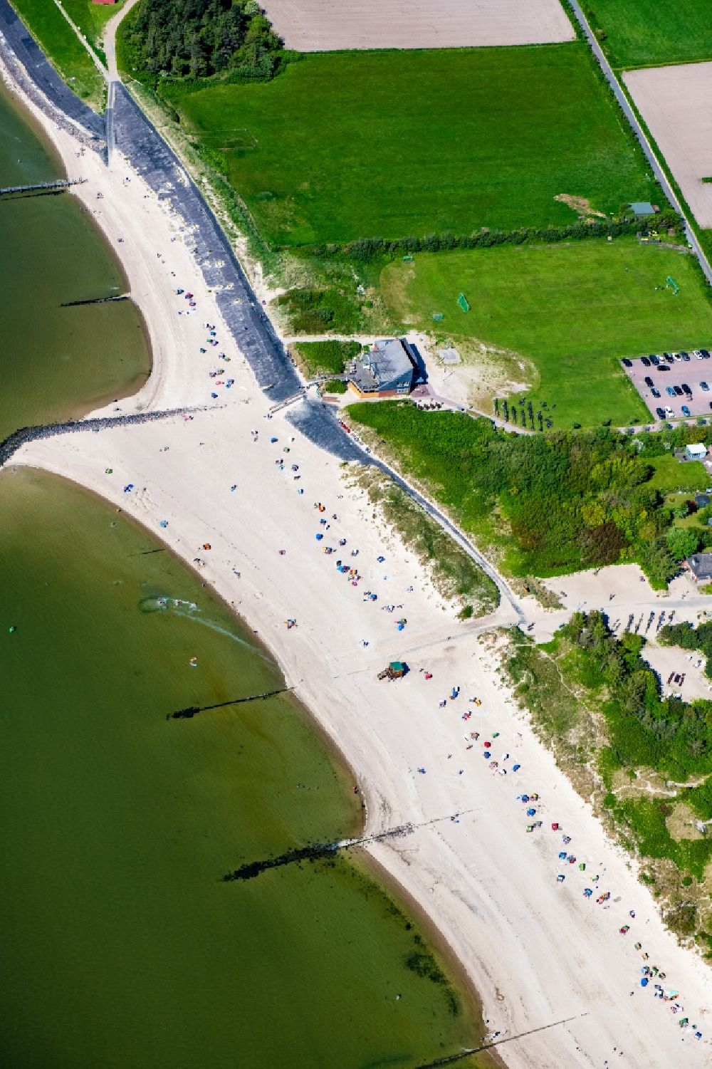 Utersum aus der Vogelperspektive: Küsten- Landschaft am Sandstrand der Nordsee in Utersum im Bundesland Schleswig-Holstein