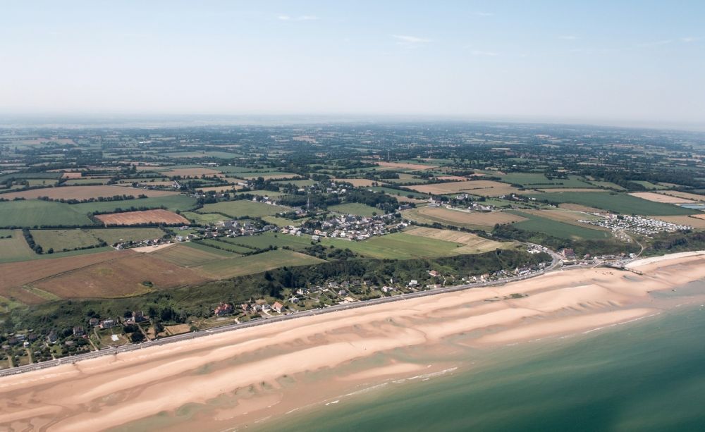 Vierville-sur-Mer von oben - Küsten- Landschaft am Sandstrand der des Omaha Beach in Vierville-sur-Mer in Normandie, Frankreich