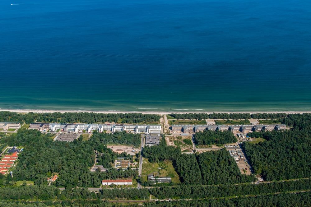 Binz aus der Vogelperspektive: Küsten- Landschaft am Sandstrand der Ostsee in Binz im Bundesland Mecklenburg-Vorpommern, Deutschland