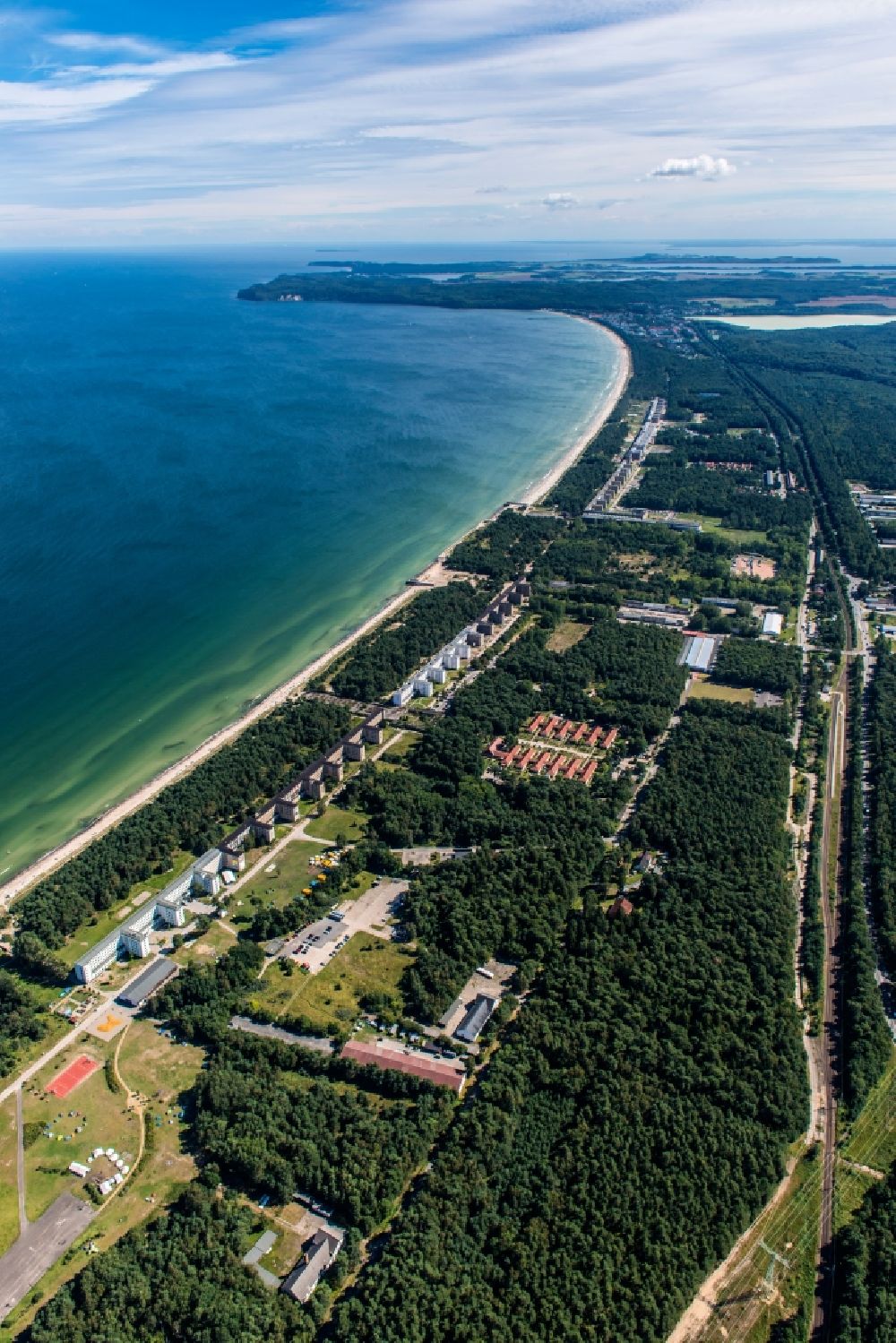 Binz aus der Vogelperspektive: Küsten- Landschaft am Sandstrand der Ostsee in Binz im Bundesland Mecklenburg-Vorpommern, Deutschland