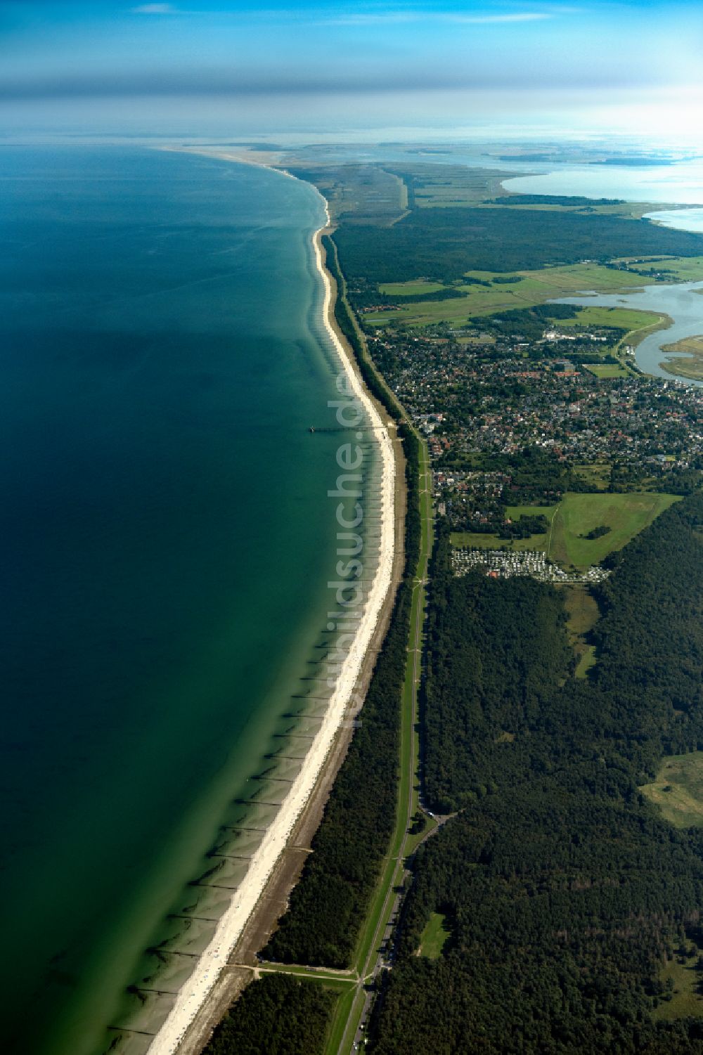 Zingst aus der Vogelperspektive: Küsten- Landschaft am Sandstrand der Ostsee auf dem Darß in Zingst im Bundesland Mecklenburg-Vorpommern, Deutschland