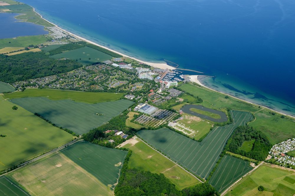 Damp von oben - Küsten- Landschaft am Sandstrand der Ostsee mit der Gemeinde Damp im Bundesland Schleswig-Holstein