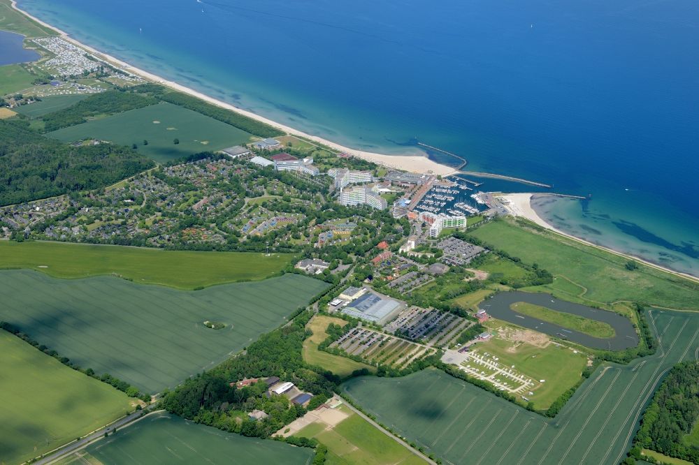 Damp aus der Vogelperspektive: Küsten- Landschaft am Sandstrand der Ostsee mit der Gemeinde Damp im Bundesland Schleswig-Holstein