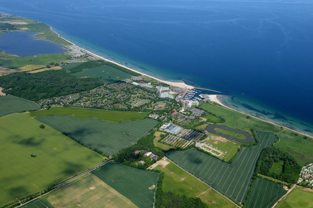 Luftbild Damp - Küsten- Landschaft am Sandstrand der Ostsee mit der Gemeinde Damp im Bundesland Schleswig-Holstein