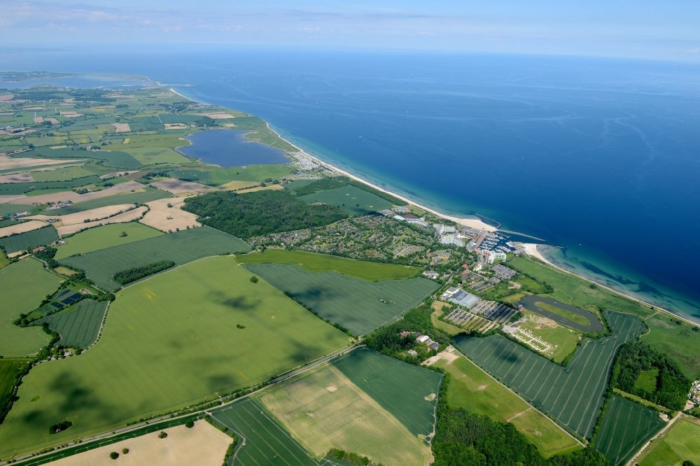 Luftaufnahme Damp - Küsten- Landschaft am Sandstrand der Ostsee mit der Gemeinde Damp im Bundesland Schleswig-Holstein