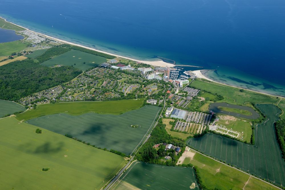 Damp von oben - Küsten- Landschaft am Sandstrand der Ostsee mit der Gemeinde Damp im Bundesland Schleswig-Holstein
