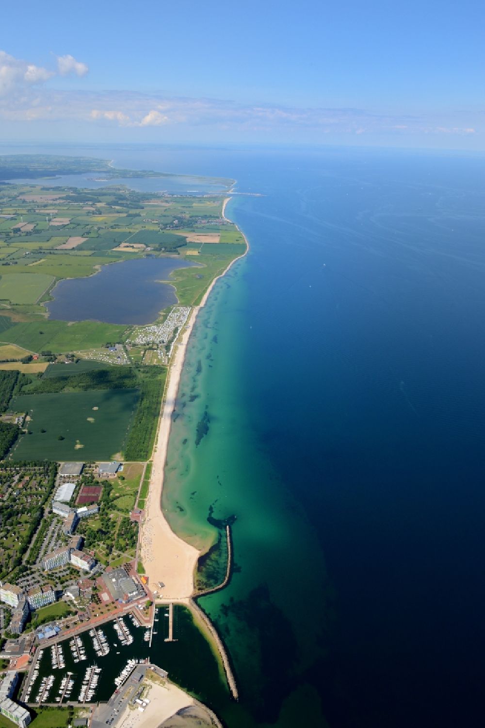 Luftbild Damp - Küsten- Landschaft am Sandstrand der Ostsee mit der Gemeinde Damp im Bundesland Schleswig-Holstein