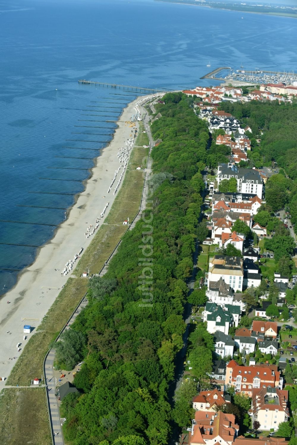 Luftaufnahme Kühlungsborn - Küsten- Landschaft am Sandstrand der Ostsee in Kühlungsborn im Bundesland Mecklenburg-Vorpommern, Deutschland