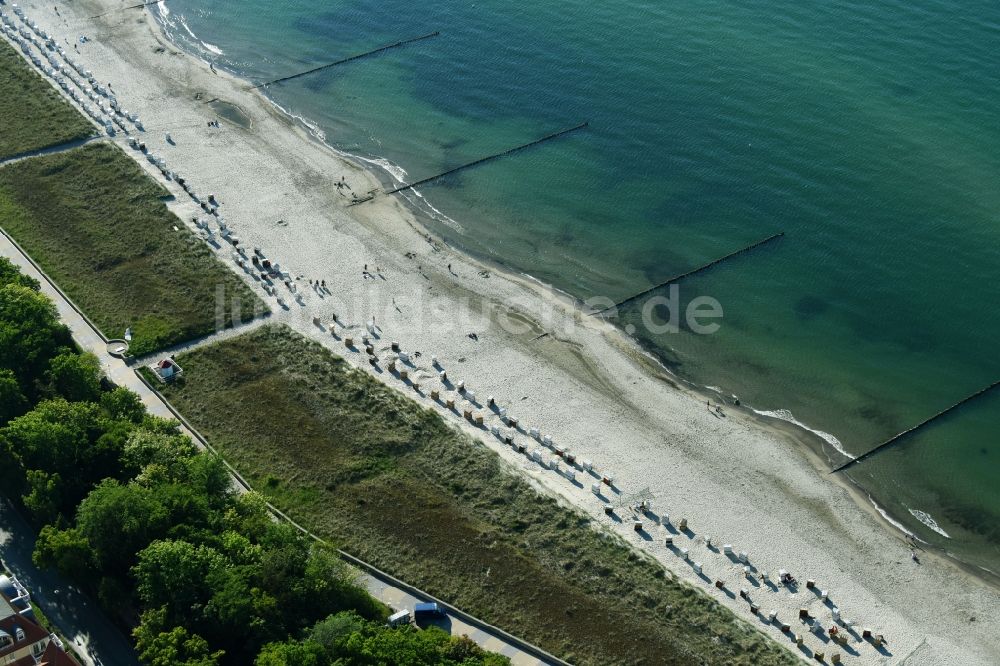 Kühlungsborn aus der Vogelperspektive: Küsten- Landschaft am Sandstrand der Ostsee in Kühlungsborn im Bundesland Mecklenburg-Vorpommern, Deutschland