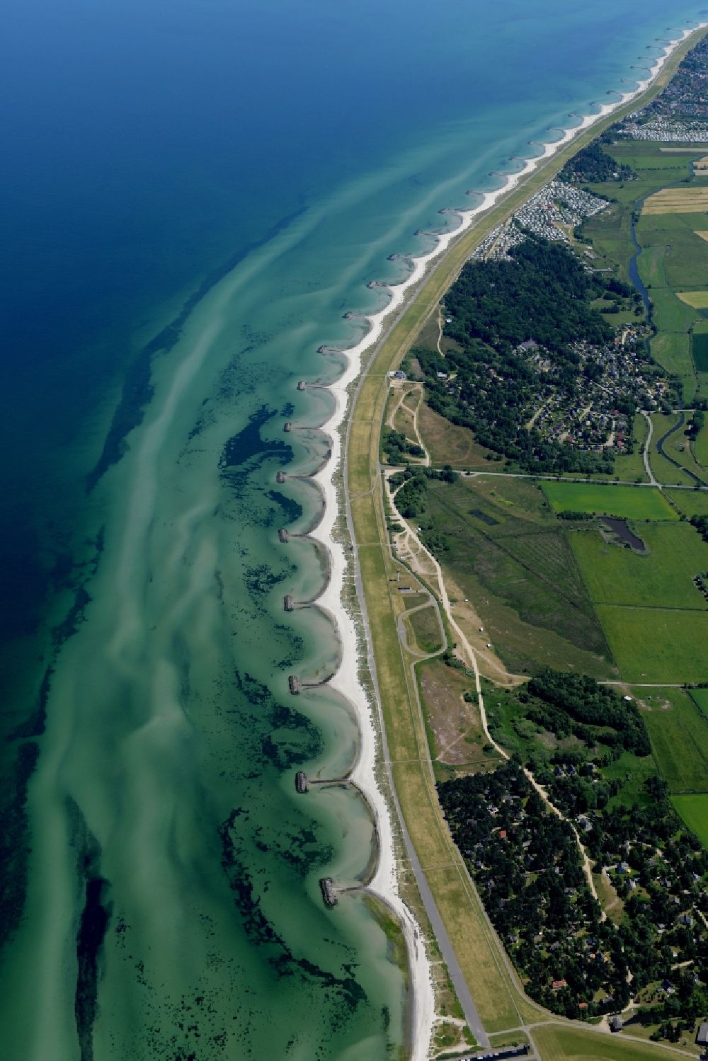 Luftaufnahme Wisch - Küsten- Landschaft am Sandstrand der Ostsee- Küste in Wisch im Bundesland Schleswig-Holstein