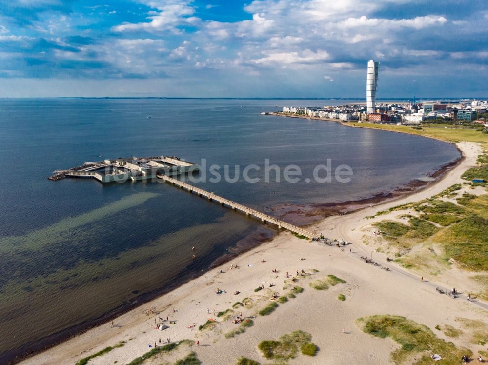 Luftbild Malmö - Küsten- Landschaft am Sandstrand der Ostsee mit Meeresbadeanstalt in Malmö in Skane län, Schweden