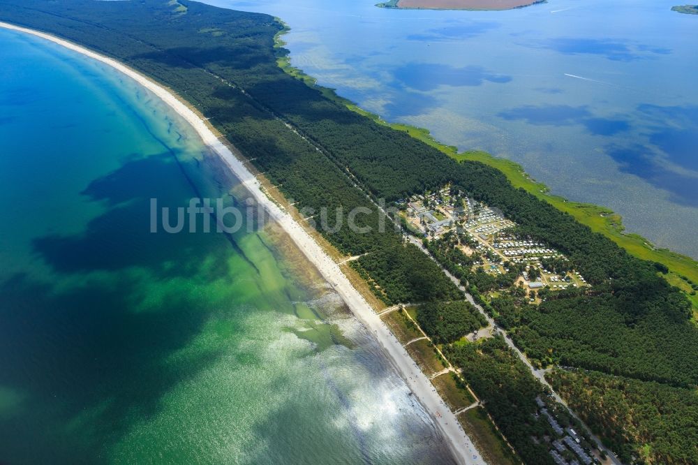 Luftaufnahme Breege - Küsten- Landschaft am Sandstrand der Ostsee im Ortsteil Juliusruh in Breege im Bundesland Mecklenburg-Vorpommern, Deutschland