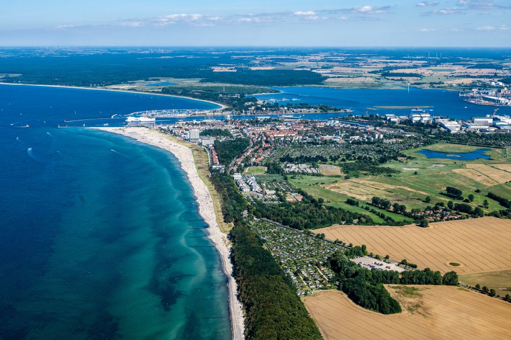 Luftbild Rostock - Küsten- Landschaft am Sandstrand der Ostsee im Ortsteil Warnemünde in Rostock im Bundesland Mecklenburg-Vorpommern, Deutschland