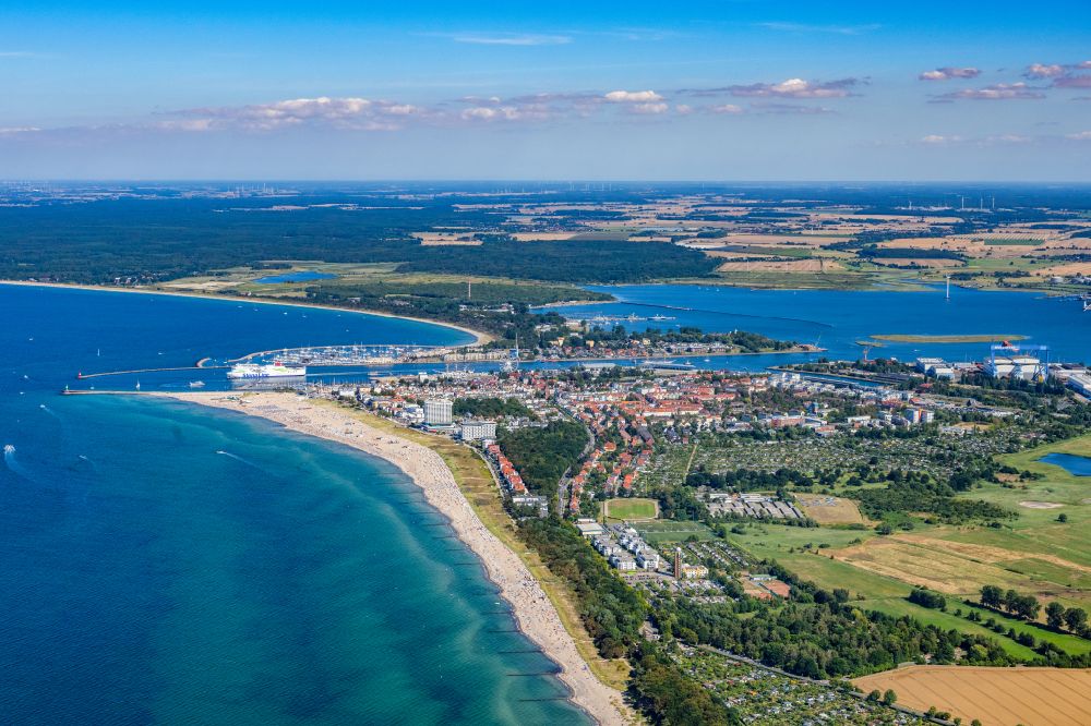 Luftaufnahme Rostock - Küsten- Landschaft am Sandstrand der Ostsee im Ortsteil Warnemünde in Rostock im Bundesland Mecklenburg-Vorpommern, Deutschland