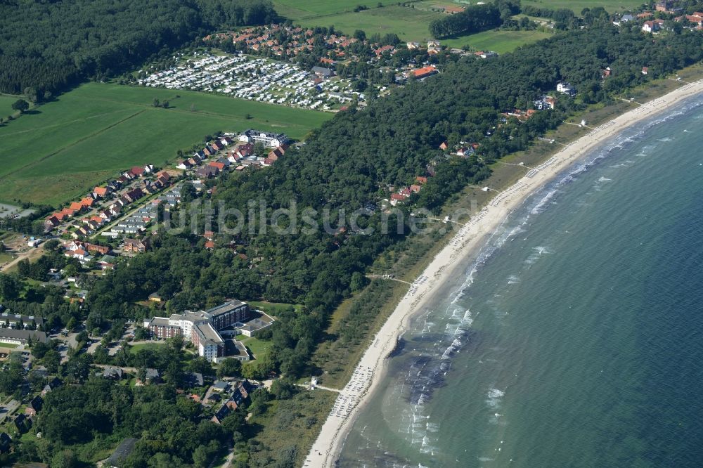 Ostseebad Boltenhagen aus der Vogelperspektive: Küsten- Landschaft am Sandstrand der Ostsee in Ostseebad Boltenhagen im Bundesland Mecklenburg-Vorpommern