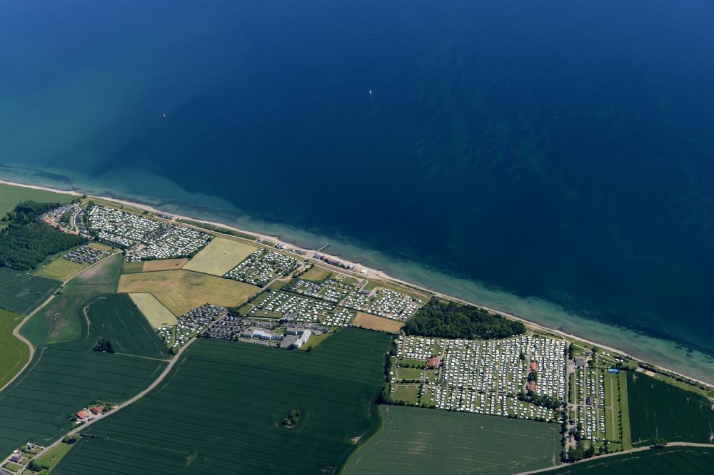 Luftaufnahme Siggeneben - Küsten- Landschaft am Sandstrand der Ostsee in Siggeneben im Bundesland Schleswig-Holstein