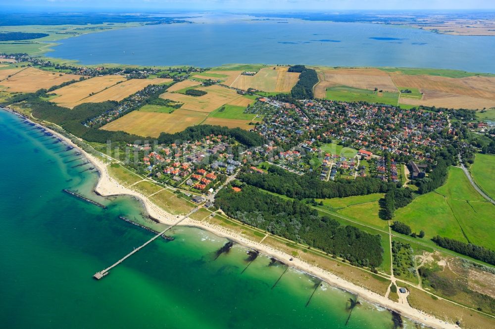 Luftaufnahme Wustrow - Küsten- Landschaft am Sandstrand der Ostsee in Wustrow im Bundesland Mecklenburg-Vorpommern, Deutschland