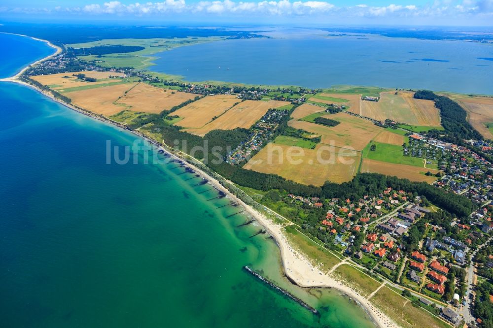 Wustrow aus der Vogelperspektive: Küsten- Landschaft am Sandstrand der Ostsee in Wustrow im Bundesland Mecklenburg-Vorpommern, Deutschland
