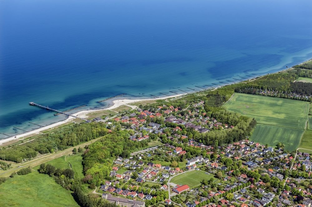Wustrow von oben - Küsten- Landschaft am Sandstrand der Ostsee in Wustrow im Bundesland Mecklenburg-Vorpommern, Deutschland
