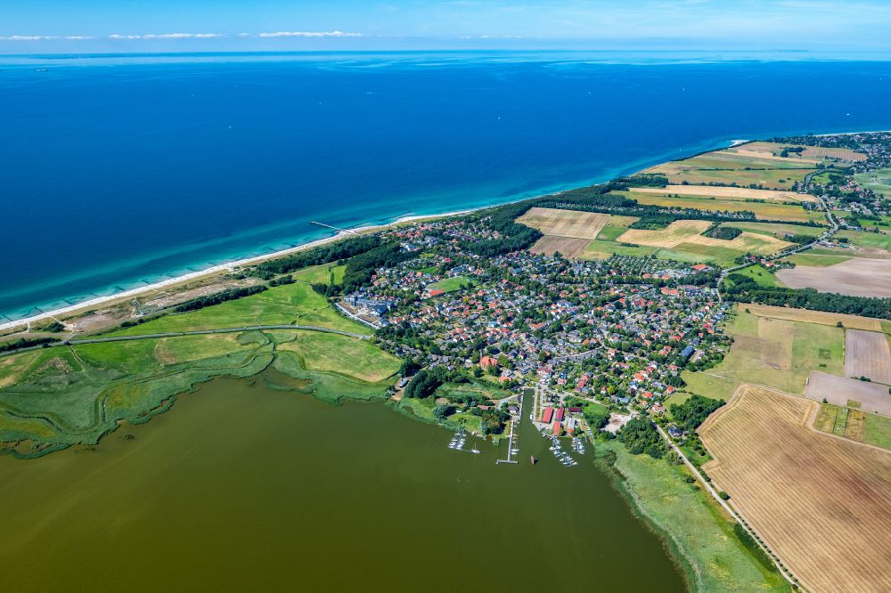 Luftbild Ostseebad Wustrow - Küsten- Landschaft am Sandstrand der Ostsee in Wustrow im Bundesland Mecklenburg-Vorpommern, Deutschland