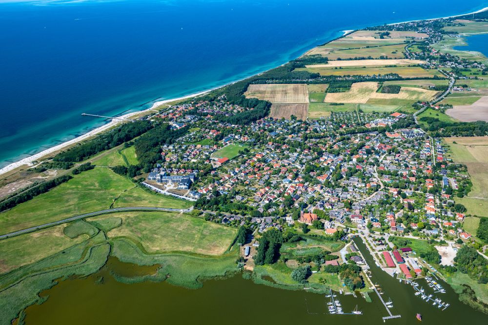 Luftaufnahme Ostseebad Wustrow - Küsten- Landschaft am Sandstrand der Ostsee in Wustrow im Bundesland Mecklenburg-Vorpommern, Deutschland