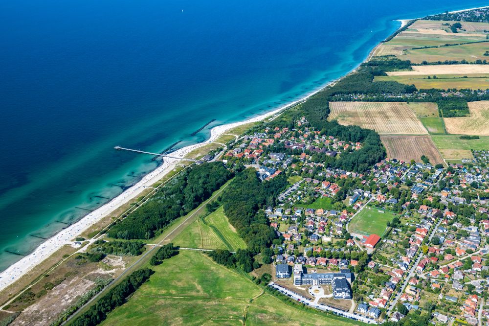 Ostseebad Wustrow von oben - Küsten- Landschaft am Sandstrand der Ostsee in Wustrow im Bundesland Mecklenburg-Vorpommern, Deutschland
