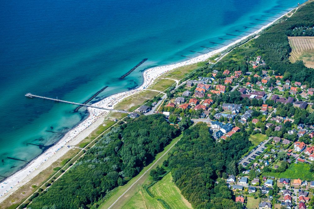 Ostseebad Wustrow aus der Vogelperspektive: Küsten- Landschaft am Sandstrand der Ostsee in Wustrow im Bundesland Mecklenburg-Vorpommern, Deutschland