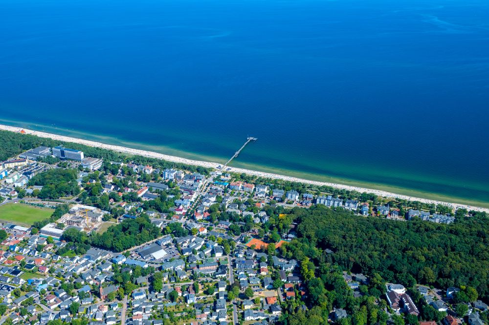 Zingst von oben - Küsten- Landschaft am Sandstrand der Ostsee in Zingst im Bundesland Mecklenburg-Vorpommern, Deutschland