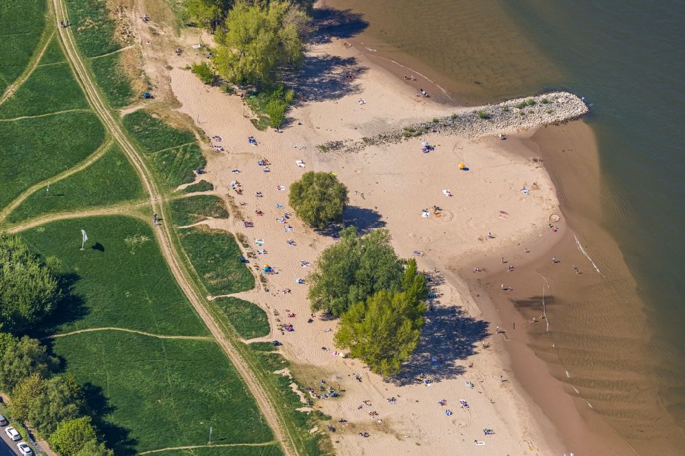 Luftaufnahme Düsseldorf - Küsten- Landschaft am Sandstrand des Paradiesstrand am Flussverlauf des Rhein im Ortsteil Hafen in Düsseldorf im Bundesland Nordrhein-Westfalen, Deutschland