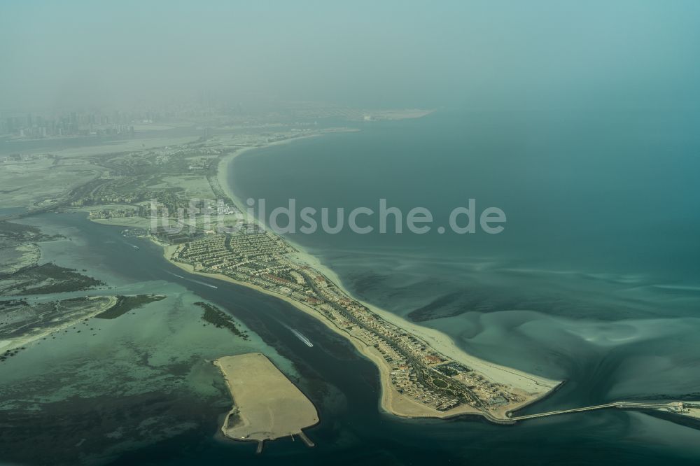 Luftaufnahme Abu Dhabi - Küsten- Landschaft am Sandstrand Saadiyat Beach in Abu Dhabi in Vereinigte Arabische Emirate