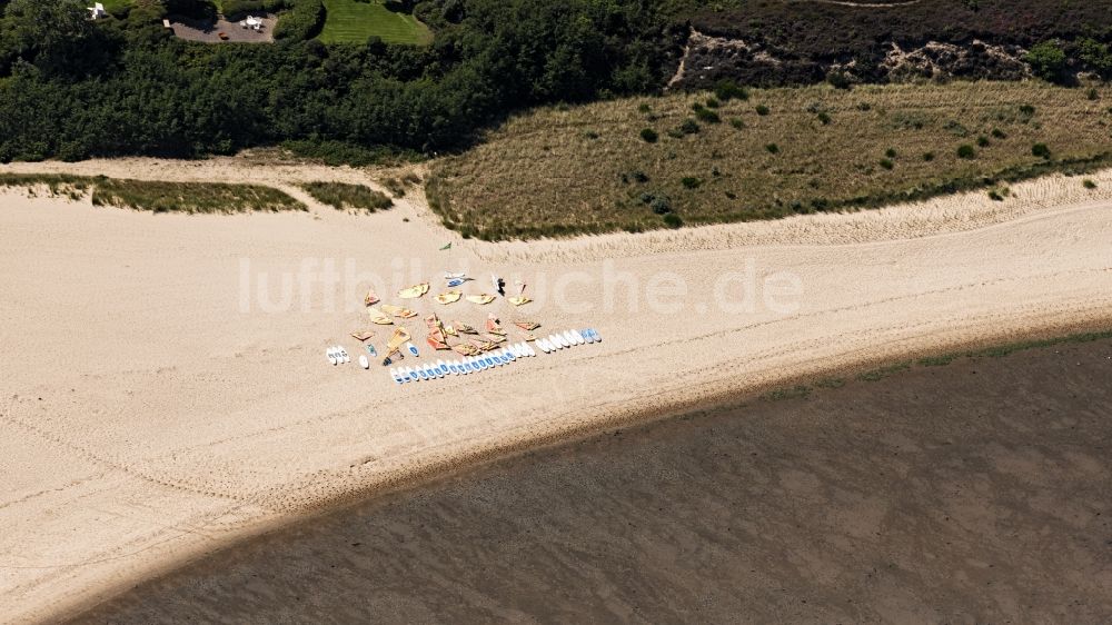 Luftbild Sylt-Ost - Küsten- Landschaft am Sandstrand mit Windsurfbretter und Segel eine Surfschule in Sylt-Ost im Bundesland Schleswig-Holstein, Deutschland