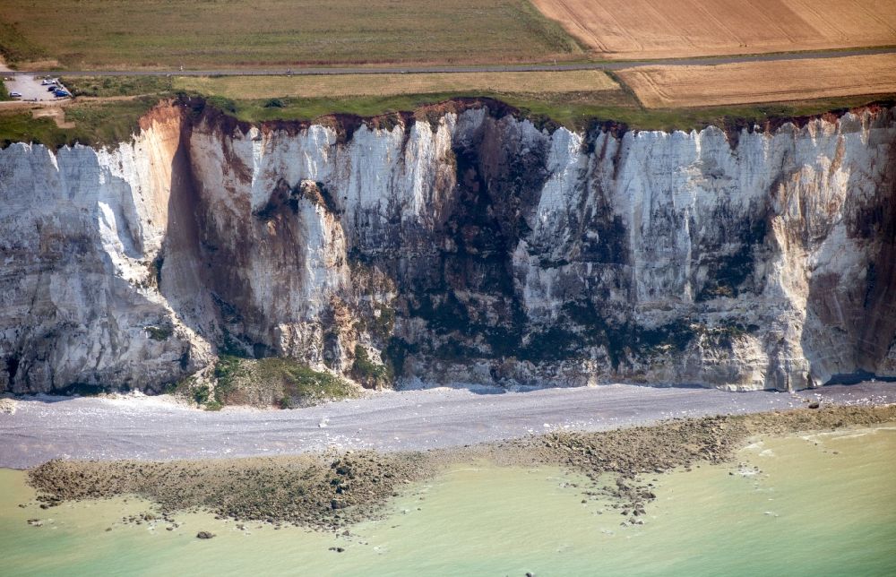 Le Treport aus der Vogelperspektive: Küsten- Landschaft an der Steilküste Alabastaküste in Le Treport in Normandie, Frankreich