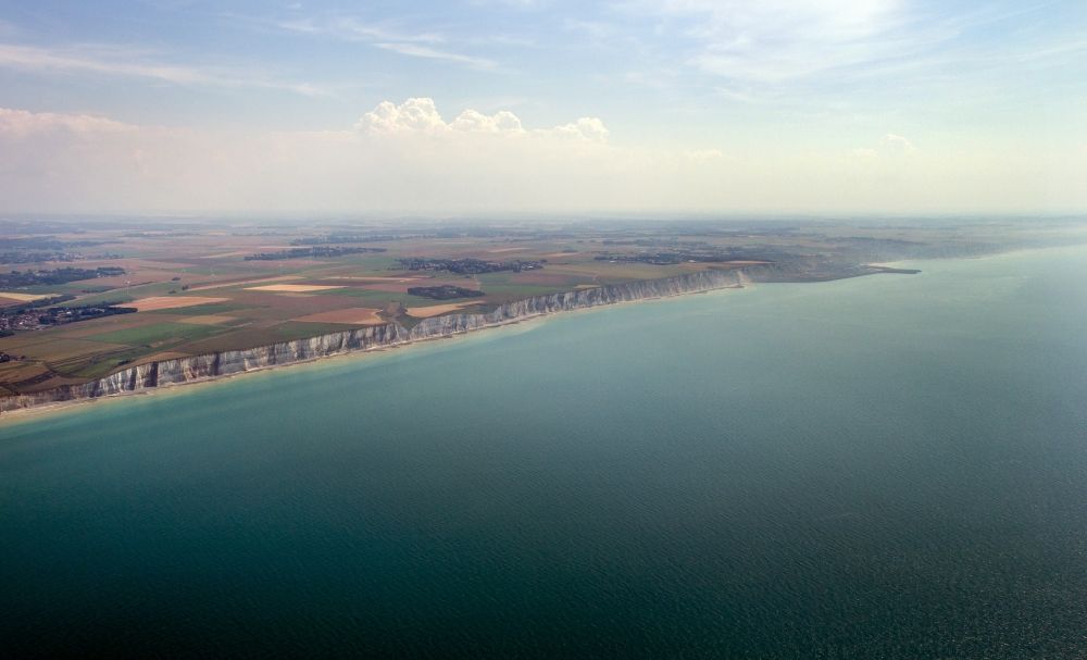 Luftbild Le Treport - Küsten- Landschaft an der Steilküste Alabastaküste in Le Treport in Normandie, Frankreich